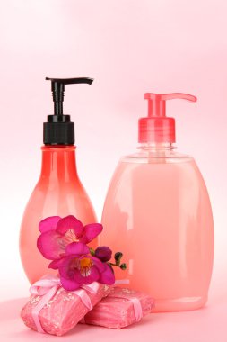 pembe bir arka plan üzerinde ve el yapımı Sıvı sabunlar