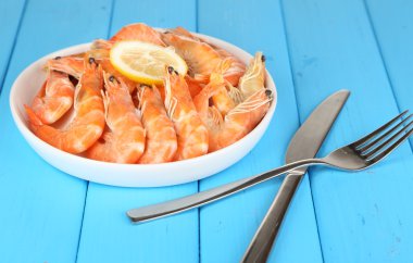 ahşap masa yakın çekim plaka üzerinde limonlu karides