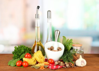 parlak zemin üzerine harç, makarna ve yeşil bitkiler bileşimi