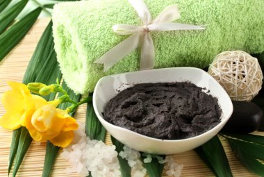 Bambu zemin üzerine spa uygulamaları için kozmetik kil ile kompozisyon