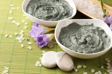 Bambu zemin üzerine spa uygulamaları için kozmetik kil ile kompozisyon