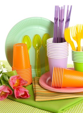 çok renkli plastik sofra üzerinde beyaz izole