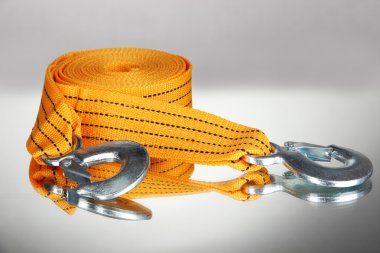 gri arka plan üzerinde araç için çekme halatı