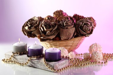 Natürmort güller ve beyaz zemin üzerine mum