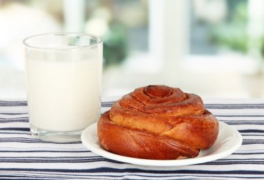 ekmek rulo ve pencere arka plan üzerinde süt