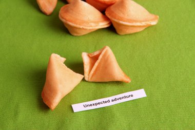 servet çerezleri üzerinde yeşil masa örtüsü