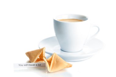 fincan kahve ve fal kurabiyesi, üzerinde beyaz izole