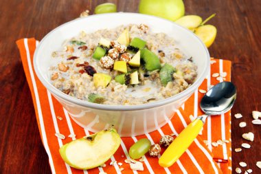 ahşap masa yakın çekim üzerinde meyve bir kase içinde yararlı yulaf ezmesi