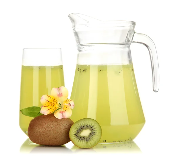 Copo cheio e jarro de suco de kiwi e kiwi isolado em branco — Fotografia de Stock