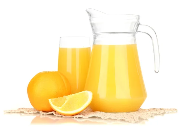 Fullt glas och kanna apelsinjuice och apelsiner isolerad på vit — Stockfoto