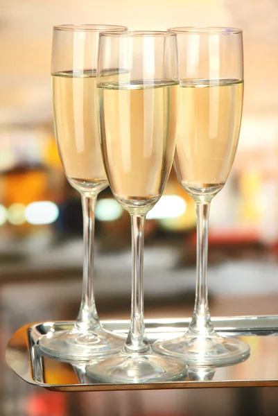 Corporate party: sparkling champagne glasses on tray — Stock Photo, Image