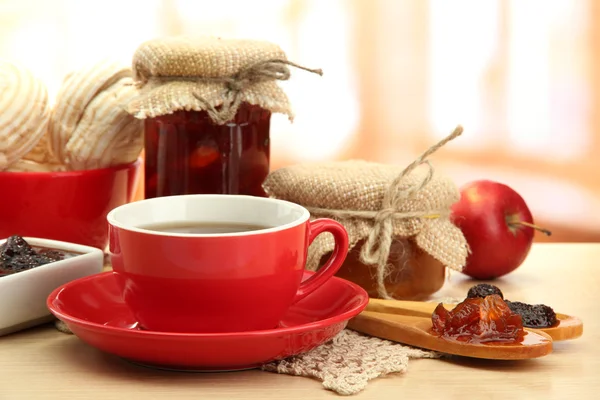 Легкий завтрак с чаем и домашним джемом, на деревянном столе — стоковое фото