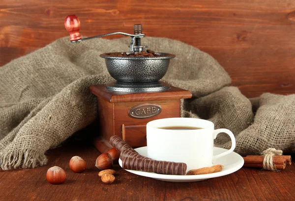 Chocolate escuro, bebida quente e moinho de café em fundo de madeira — Fotografia de Stock