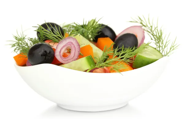 Свежий салат в тарелке изолирован на белом — стоковое фото