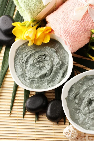 Bambu zemin üzerine spa uygulamaları için kozmetik kil ile kompozisyon