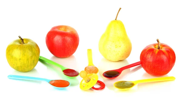 Purée de bébé dans des cuillères avec mamelon et fruits isolés sur blanc — Photo