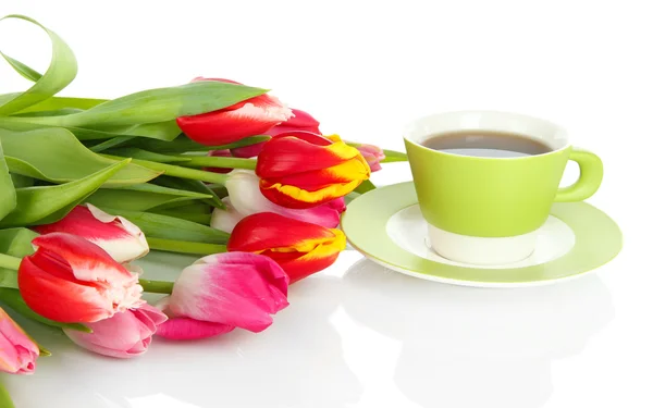 Piękne tulipany w wiaderku z kubkiem herbaty na białym tle — Zdjęcie stockowe