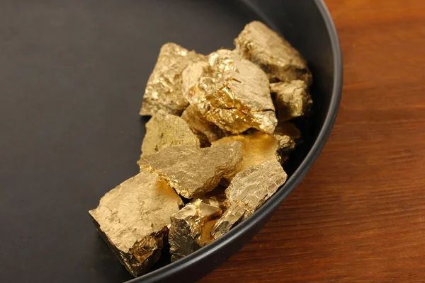 Ahşap zemin üzerine altın nuggets-içinde ile Gold pan — Stok fotoğraf