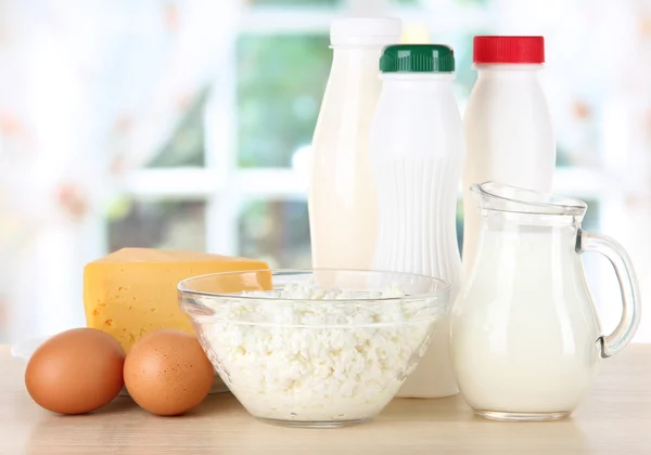 Produtos lácteos e ovos na mesa na cozinha — Fotografia de Stock