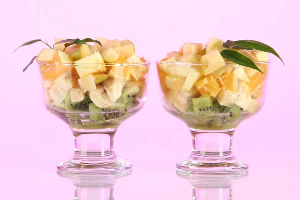 Ensalada de frutas en un plato de helado sobre un fondo claro —  Fotos de Stock