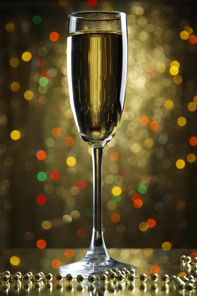 Zwei Gläser Champagner auf hellem Hintergrund mit Lichtern — Stockfoto