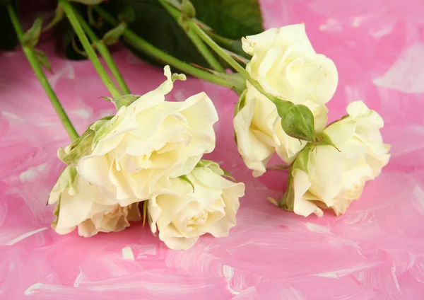 Schöne weiße Rosen in Nahaufnahme, auf farbigem Hintergrund — Stockfoto