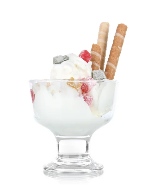 Beyaz izole gofret sopa ile dondurma — Stok fotoğraf