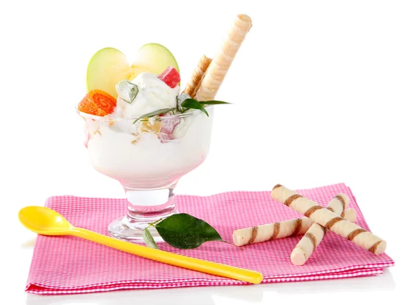 Ice cream met wafer stokken op servet op witte achtergrond — Stockfoto