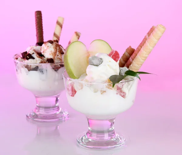 Мороженое с вафельными палочками на розовом фоне — стоковое фото