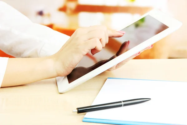 Female office worker using digital tablet in cafe — Stock Photo, Image