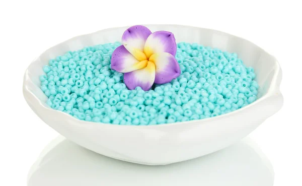 Färgglada pärlor med handgjord blomma i plattan isolerad på vit — Stockfoto