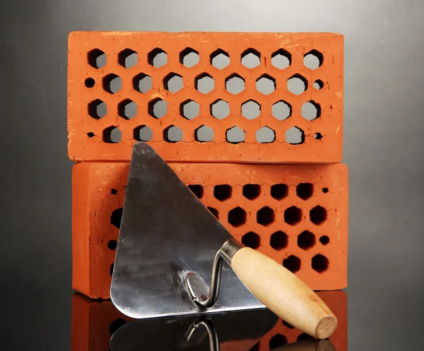 Metall verktyg för byggnaden och tegel isolerade på svart — Stockfoto