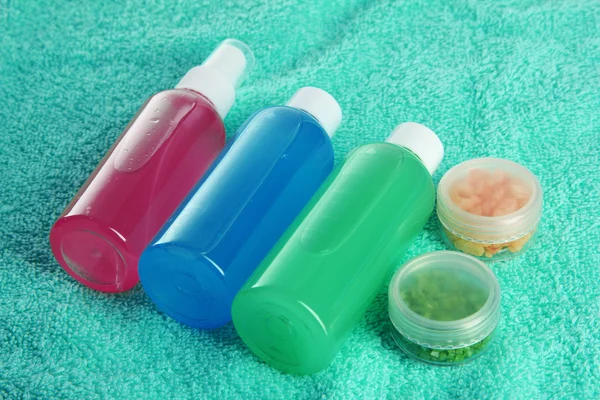 Kit de cosméticos do hotel em toalha azul — Fotografia de Stock