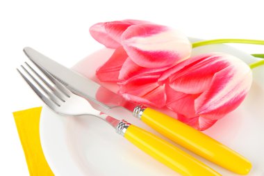 Festival yemek masası ayarı ile üzerine beyaz izole laleler