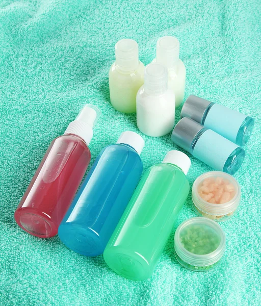 Kit de cosméticos del hotel en toalla azul — Foto de Stock