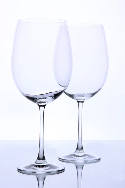 Copos de vinho vazios dispostos e isolados em branco — Fotografia de Stock