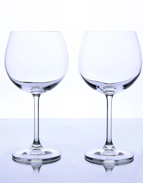 Verres à vin vides disposés et isolés sur du blanc — Photo