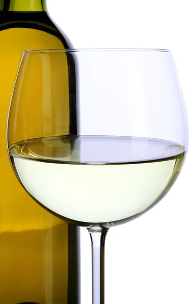 Copa de vino blanco y botella de vino aislado en blanco — Foto de Stock