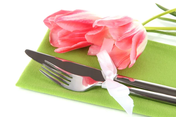 Tavolo da pranzo festivo con tulipani isolati su bianco — Foto Stock