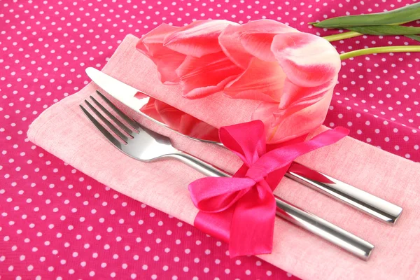 Festive dining table setting with tulips on pink polka-dot background — Stock Photo, Image