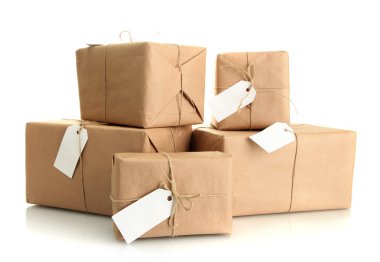 parsel üzerinde beyaz izole, kraft kağıt kutular