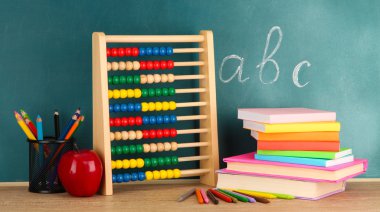 oyuncak abacus, kitap ve okul Danışma arka plan üzerinde tablo kalemleri