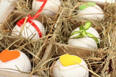 ahşap sepeti dekoratif Paskalya yumurtaları yakın çekim