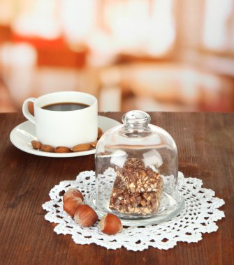 altında cam kaplama ve sıcak içecek parlak zemin üzerine çikolata tatlılar