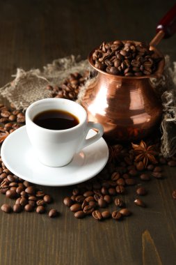 fincan kahve ve ahşap zemin üzerine pot