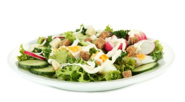 yumurta, salata yaprakları ve beyaz izole diğer sebzeler taze karışık salata