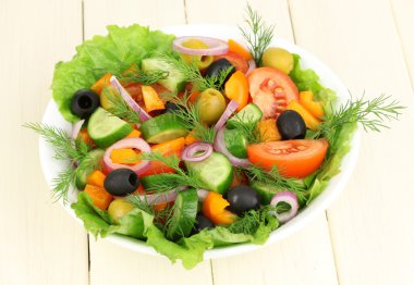taze salata tabağına ahşap masa