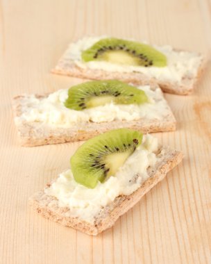 peynir ve ahşap zemin üzerinde kivi lezzetli kanepeler