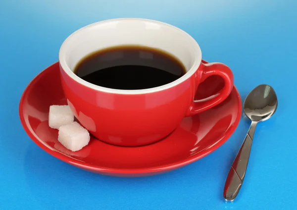 Una tazza rossa di caffè forte su sfondo blu — Foto Stock