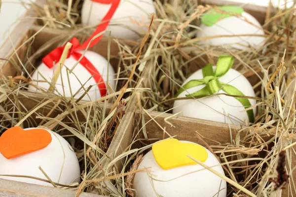 Ovos de Páscoa decorativos em cesta de madeira de perto — Fotografia de Stock